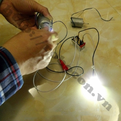 Sử dụng động cơ phát điện 3 pha cùng diode cầu 5 chân thắp sáng bóng đèn